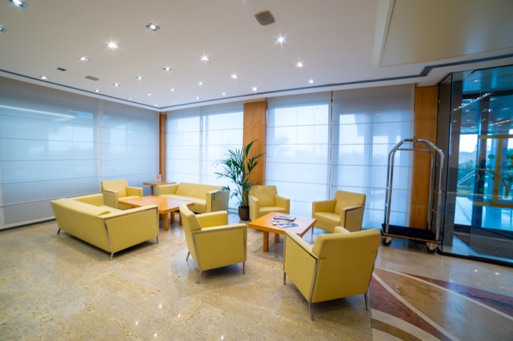The yellow lounge in front of the windows – Hotel Tiffany Milano