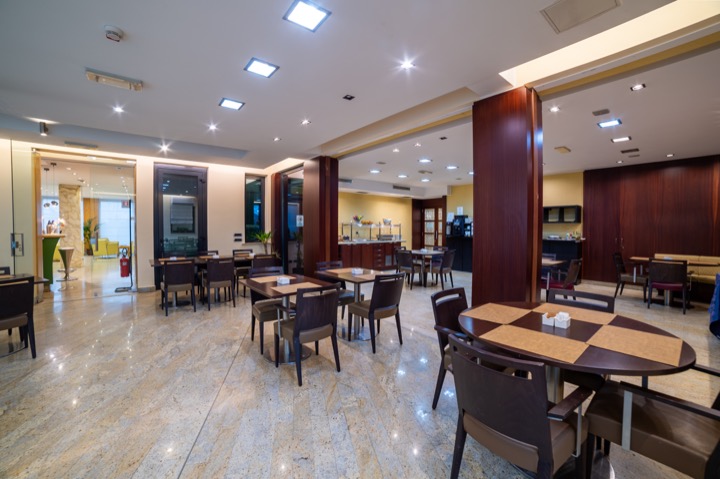 The breakfast room, the tables – Hotel Tiffany Milano