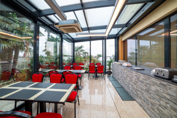 The veranda and the buffet – Hotel Tiffany Milano