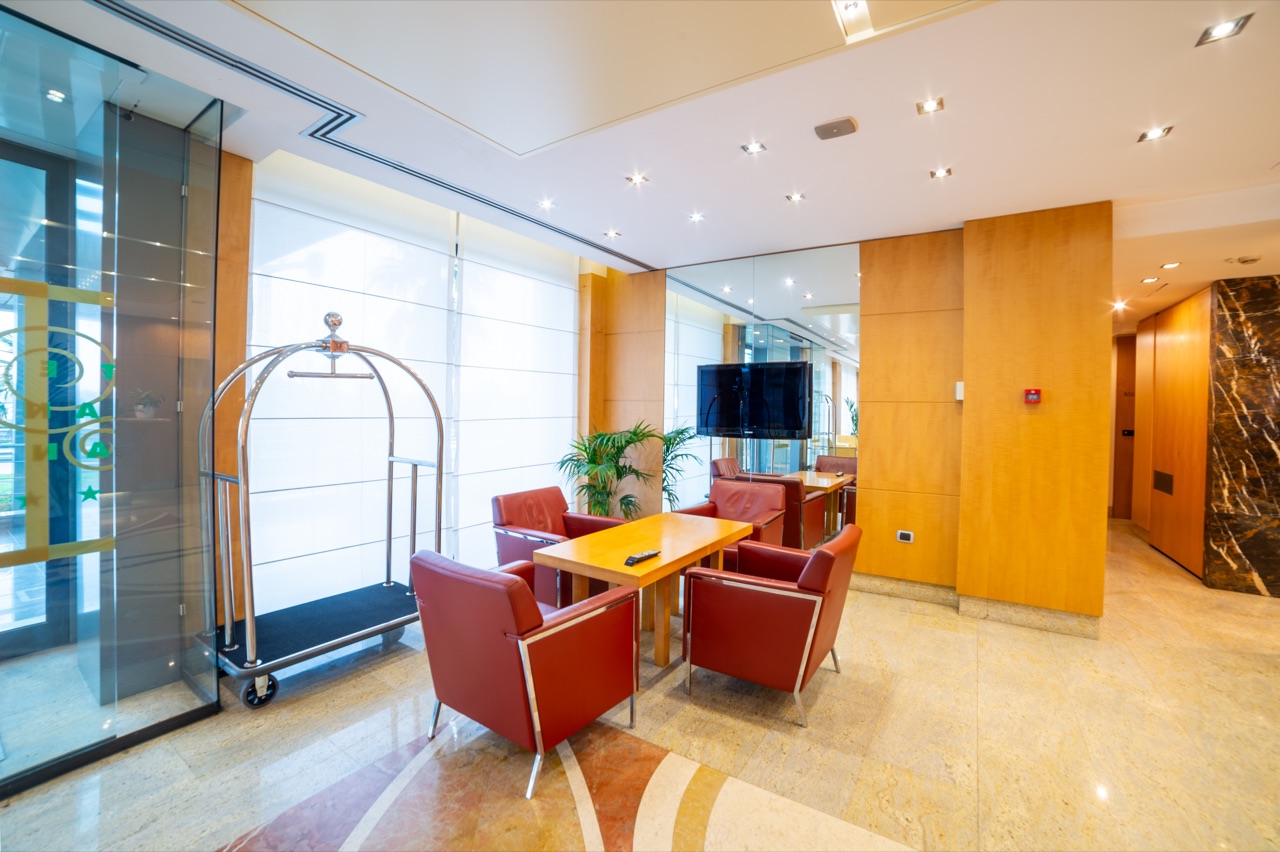 Il salotto con le poltrone rosse – Hotel Tiffany Milano